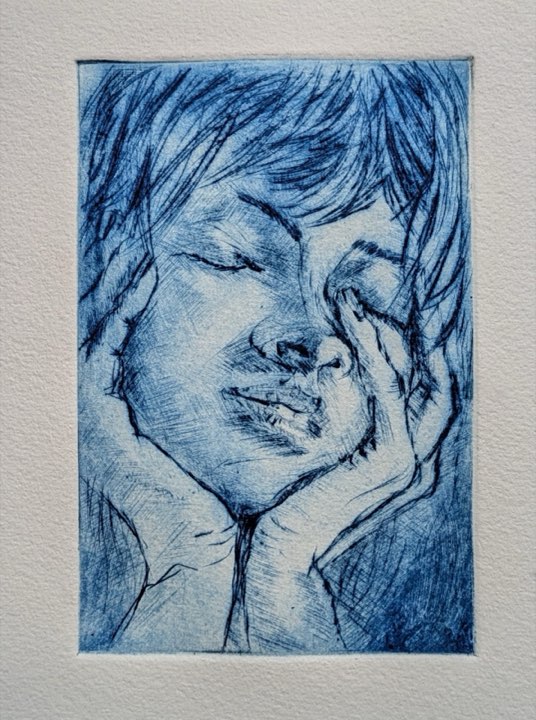Pensive, visage aux yeux fermés, une main sur le front